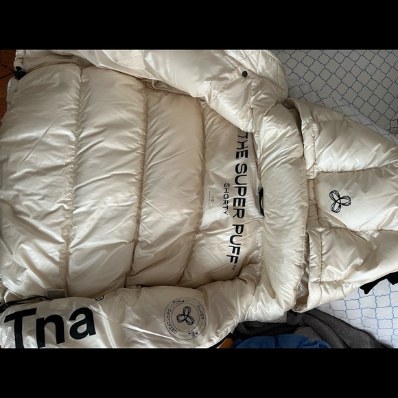 Aritiza super puffer (SHORTY) cropped jacket in cream - Picture 3 of 3